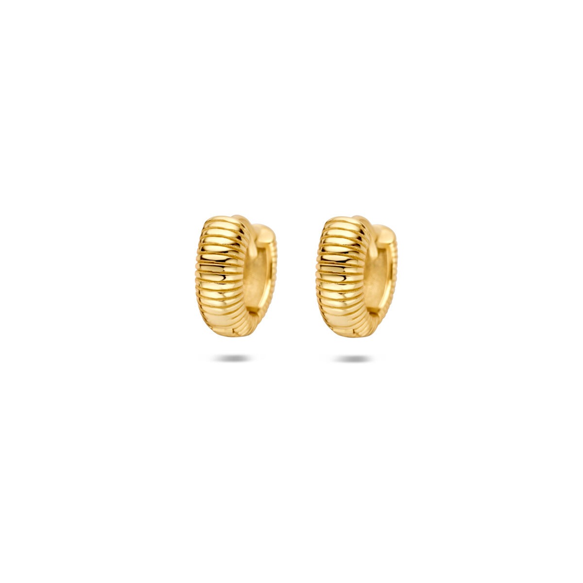 Pendientes de aro dorados con textura estriada.