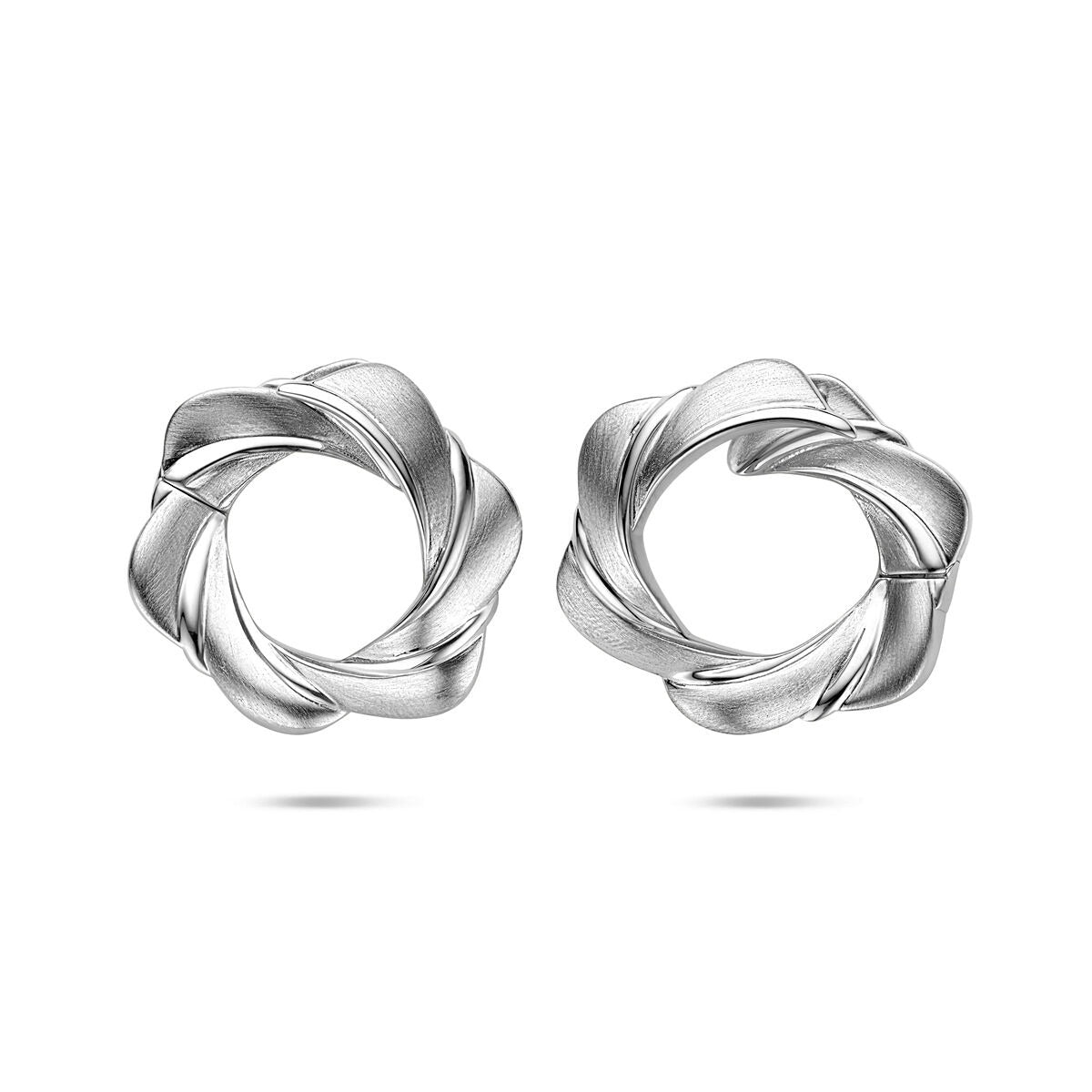 Pendientes de aro de plata, con diseño entrelazado y acabado en rodio.