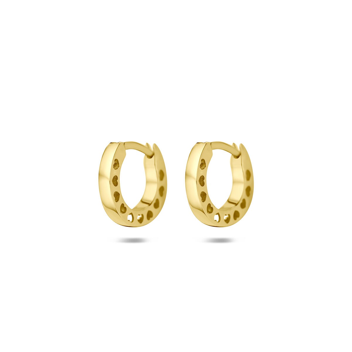 Aros de oro amarillo de 14k con forma de corazón y detalles perforados.
