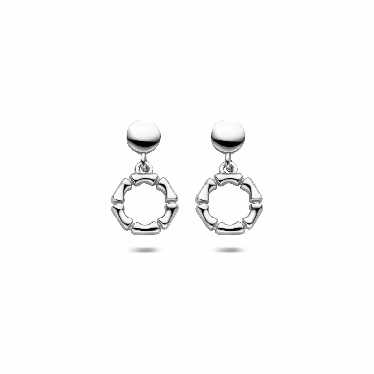 Pendientes largos de plata rodiada de 925, con forma circular y diámetro de 18 mm.