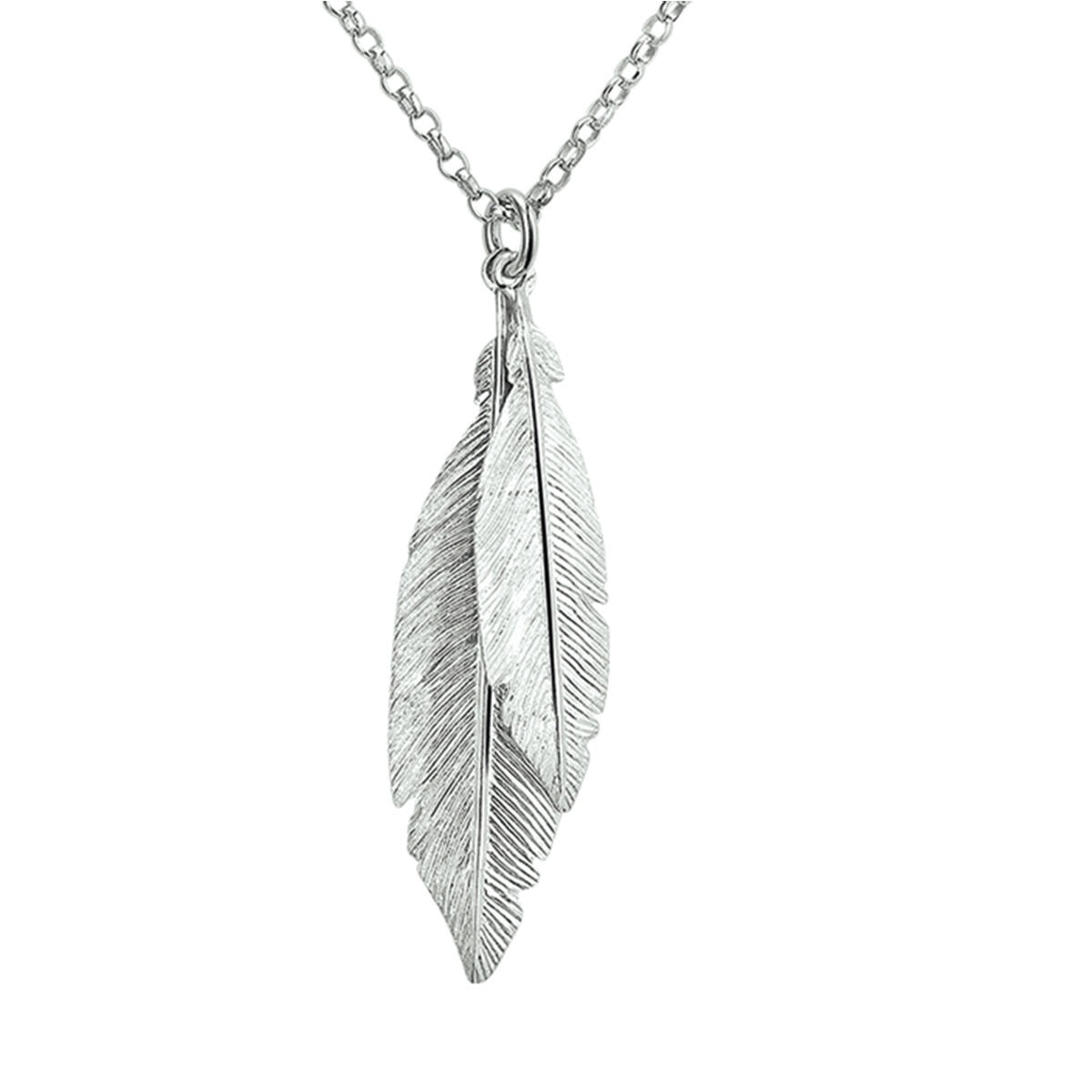 Collar de plata rodiada con colgante de plumas en forma alargada.