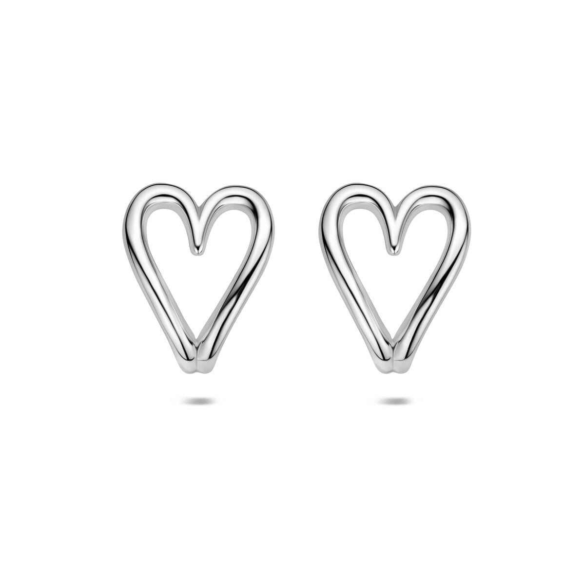 Pendientes de corazón en plata de ley 925 con acabado rodiado.