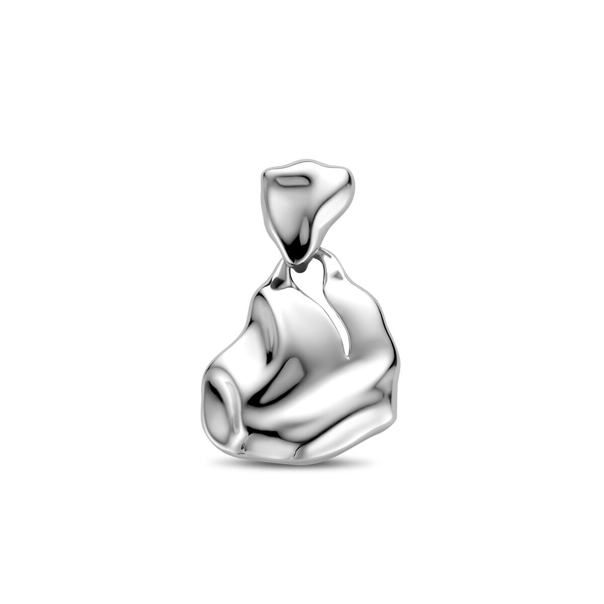 Colgante de plata rodiada, con forma orgánica y dimensiones de 22x16 mm.