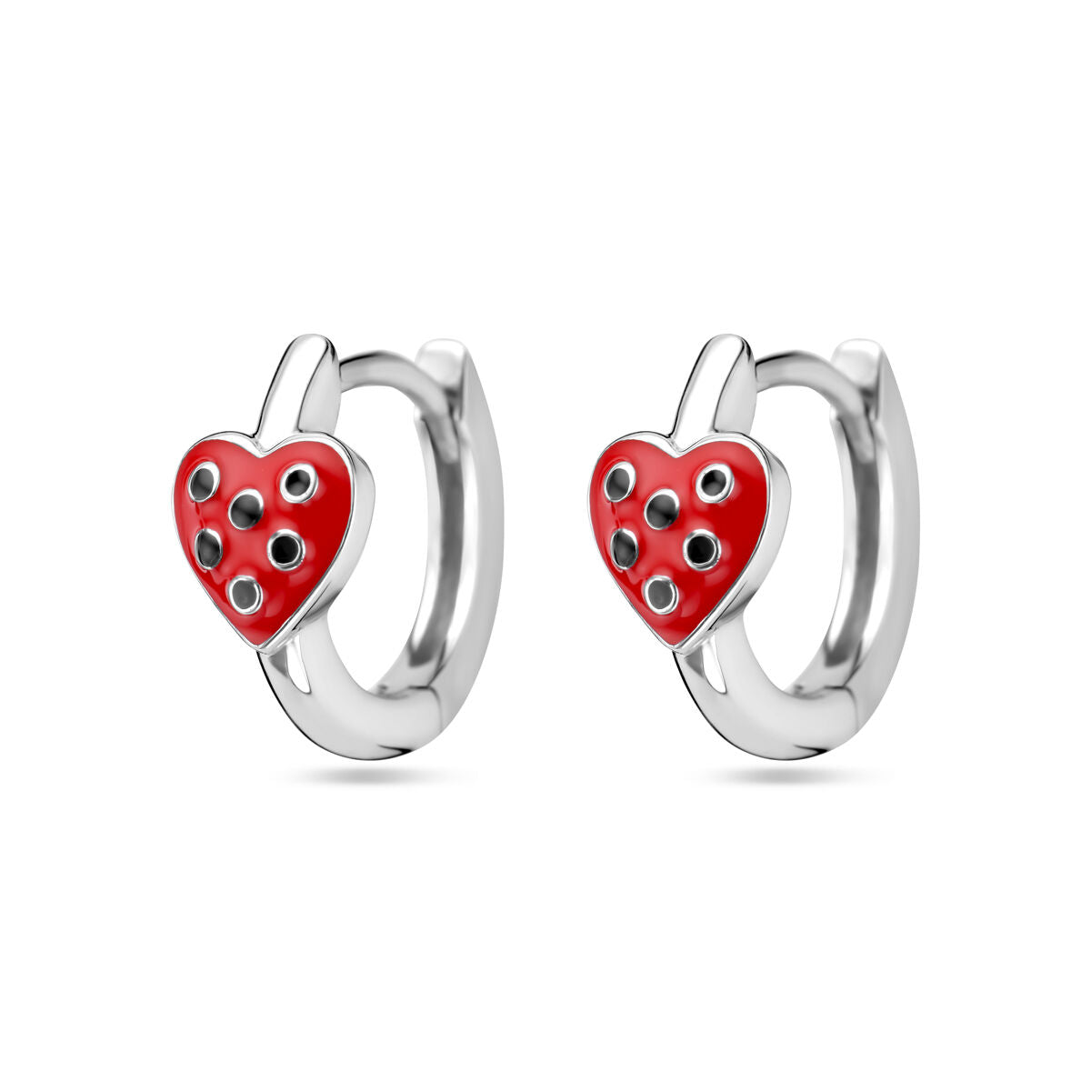 Pendientes de aro plateados para niños con un corazón de esmalte rojo.