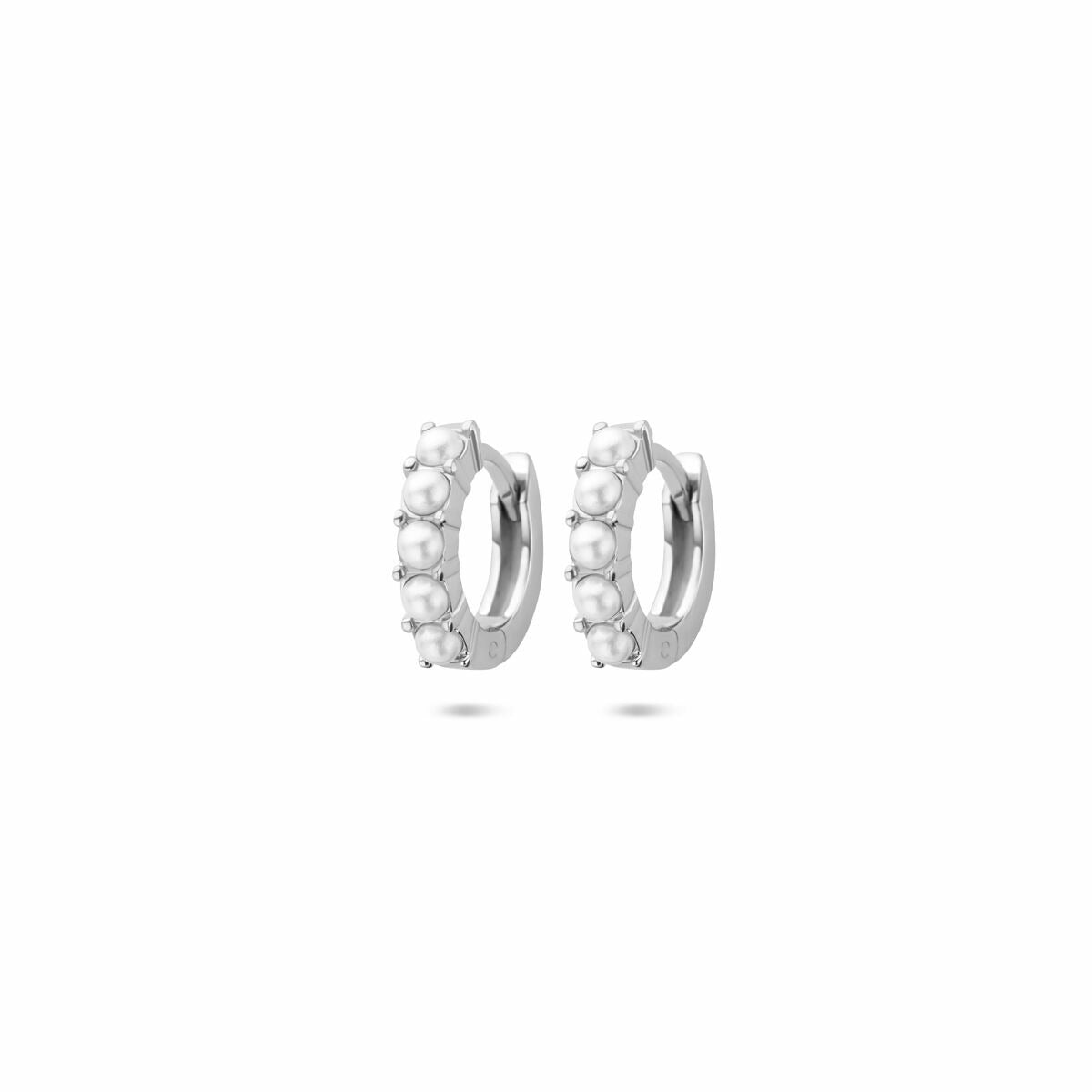 Aros de plata rodiada con perlas, de 10,5 mm, con un diseño sencillo y brillante.