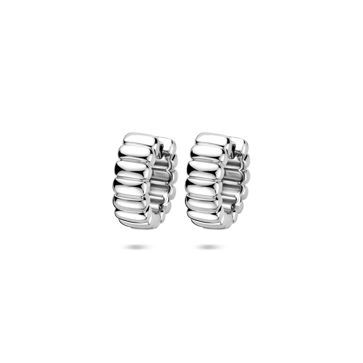 Pendientes de aro de plata, rhodium, con un diseño de eslabones, de 14 x 5 mm.