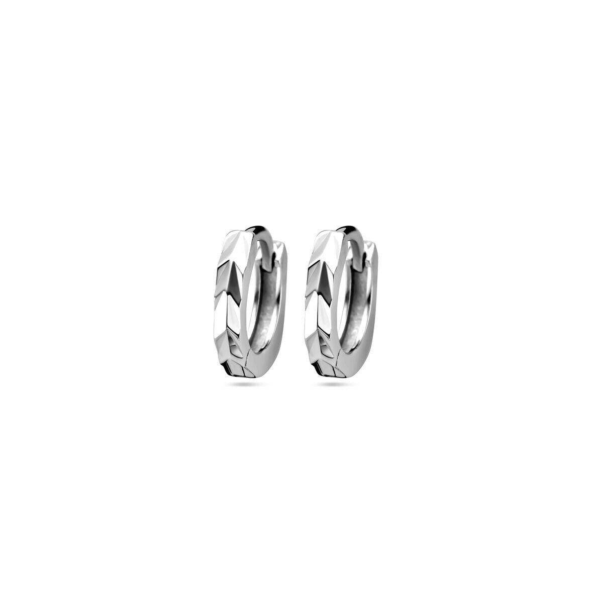Pendientes de aro de plata rodiada con acabado pulido brillante y diseño geométrico.