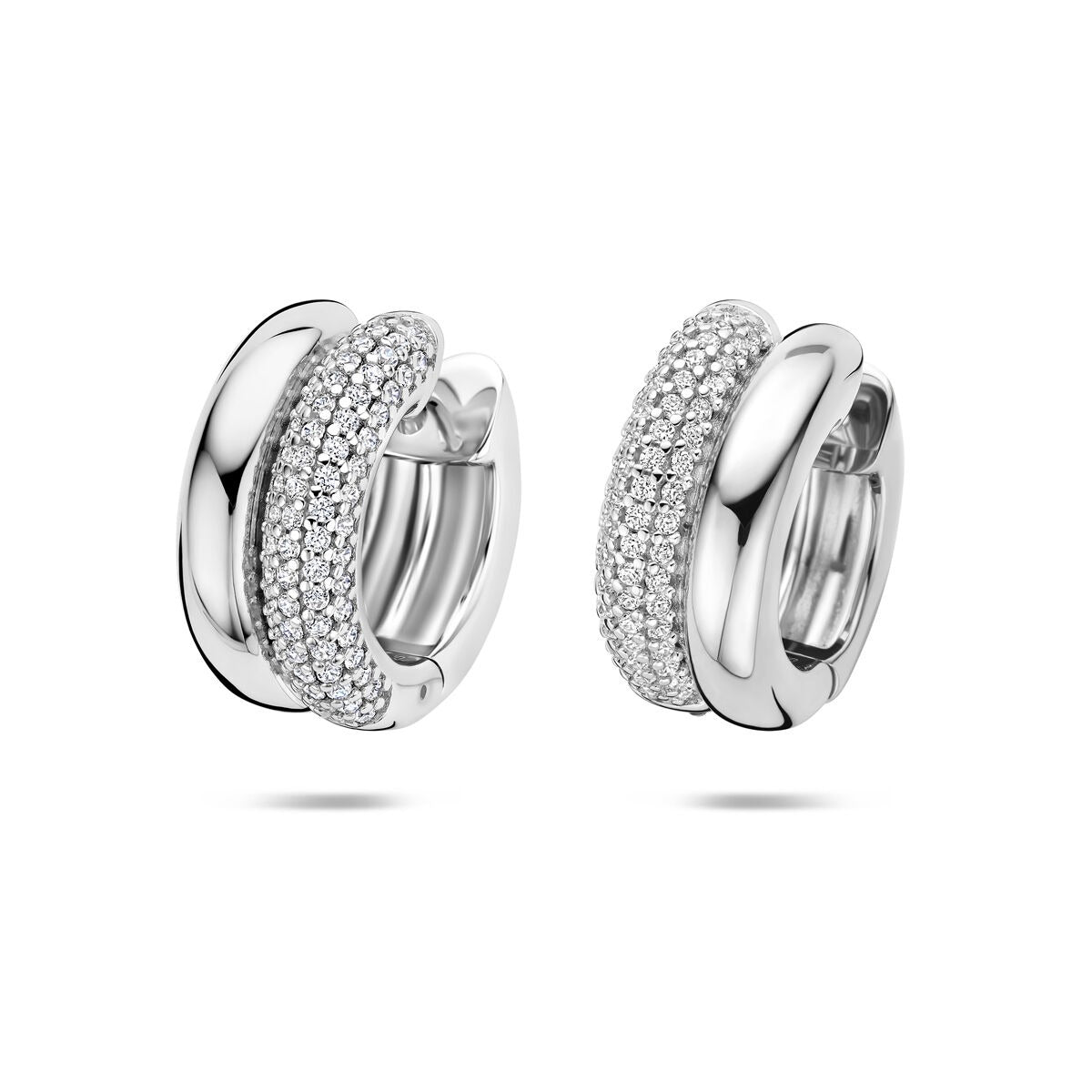 Aros de plata con circonitas, rhodiados, de 17.5 mm, con un diseño elegante y brillante.