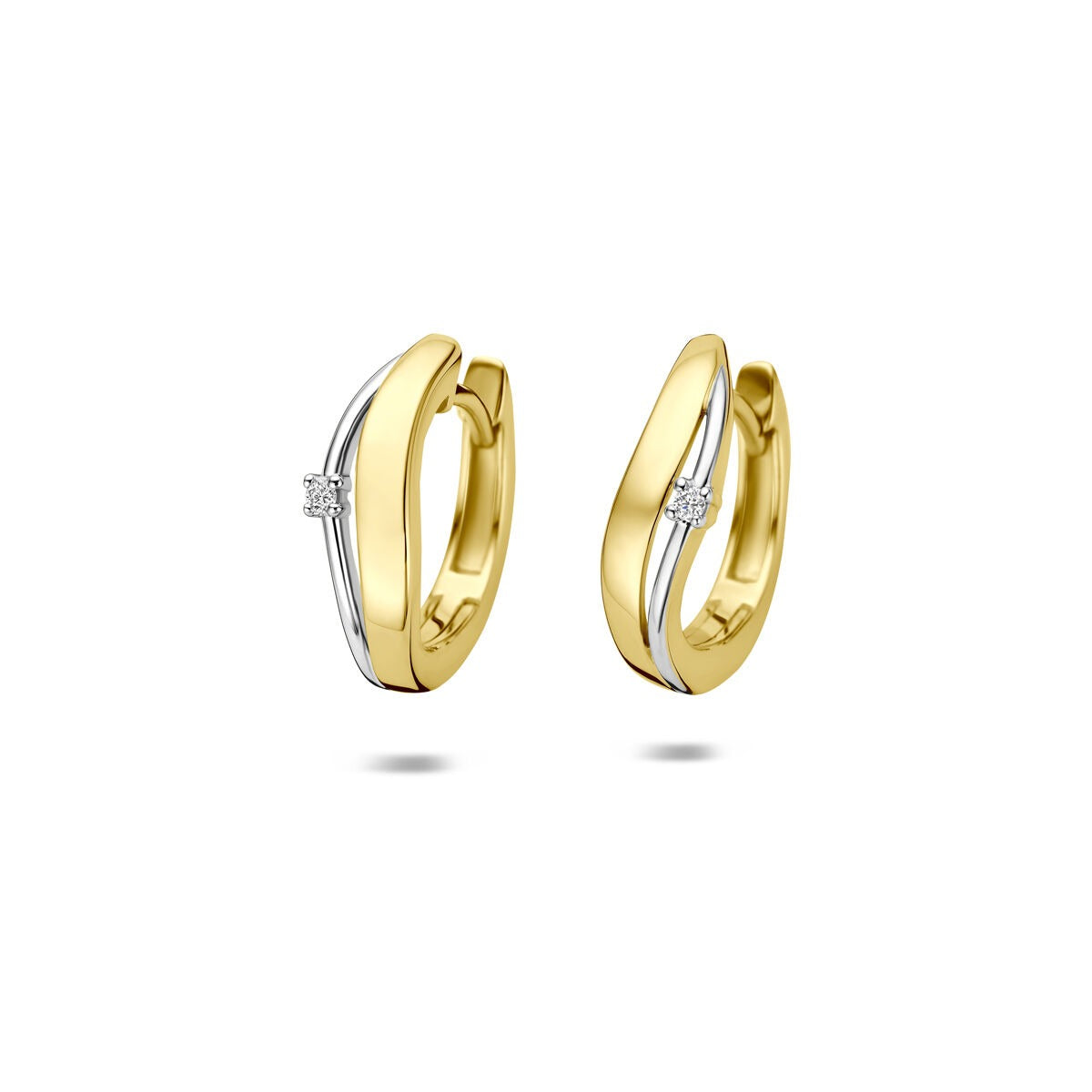 Aros de oro amarillo de 14k con diamante, diseño ondulado y acabado pulido.