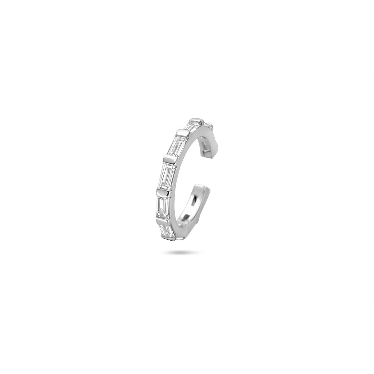 Ear cuff de plata rodiada con circonitas, forma rectangular, dimensiones 14.5x2 mm.