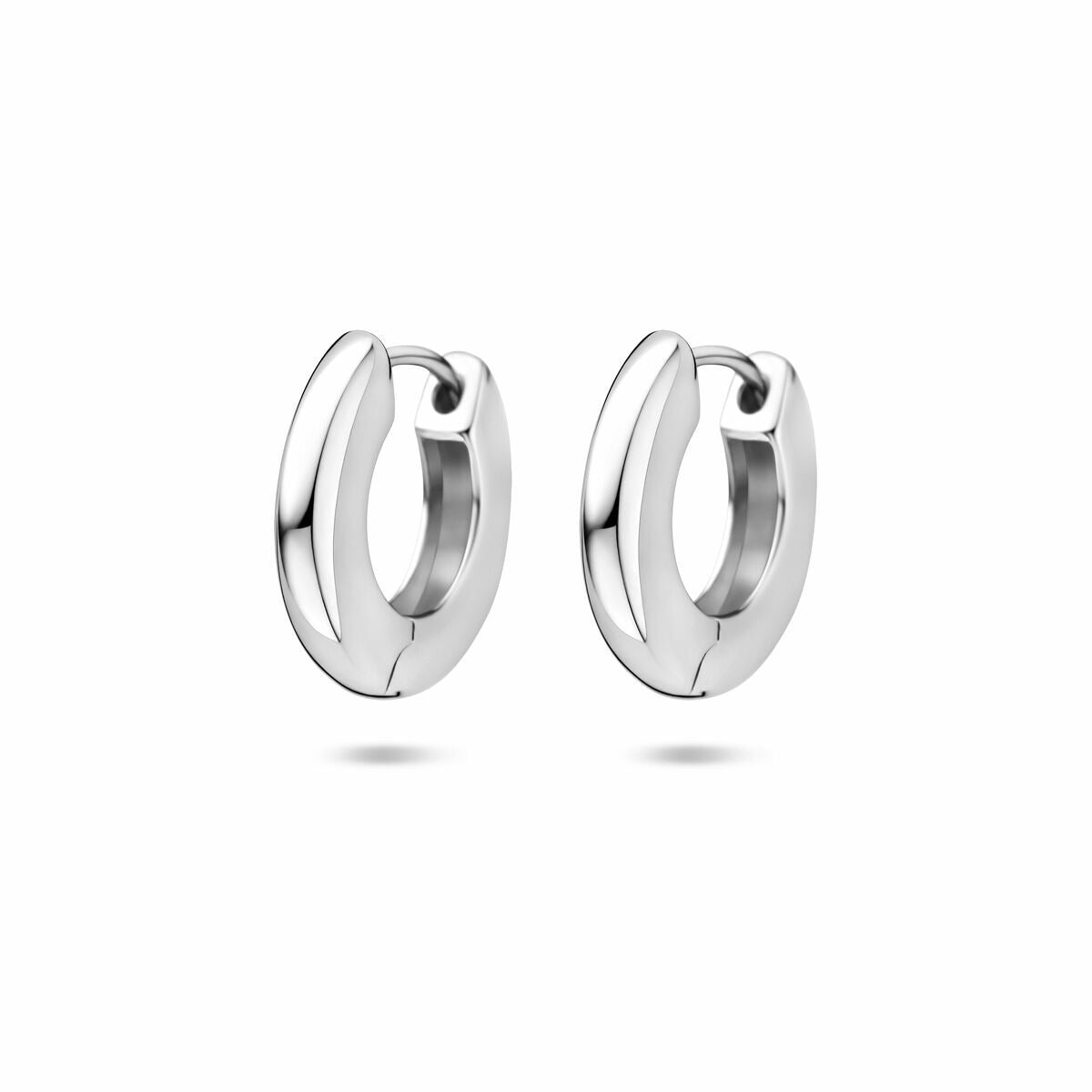 Pendientes de aro de plata rhodium, con cierre de bisagra, en forma ovalada y acabado brillante.