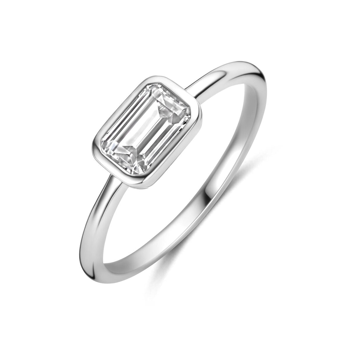 Anillo de plata 925 rodiada con una piedra de circonita en forma rectangular.