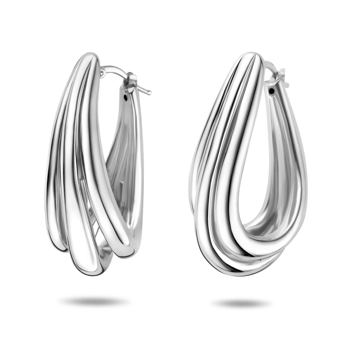 Pendientes de aro de plata 925 rodiada, con diseño ondulado y dimensiones de 42 x 16,5 mm.