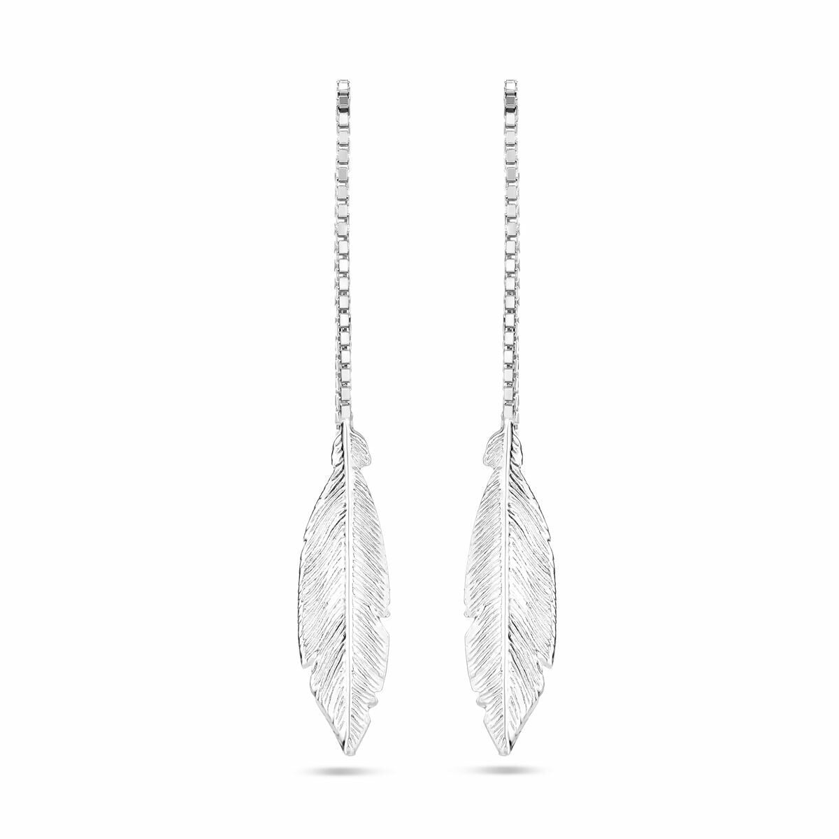 Pendientes largos de plata con forma de pluma, acabados en rodio.