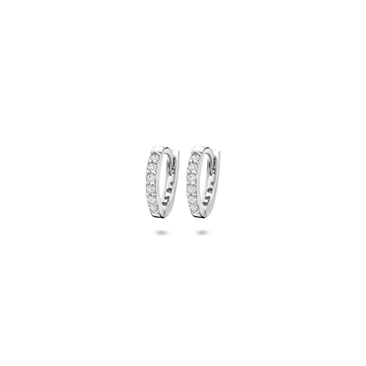 Pendientes de aro de plata rodiada con circonitas.
