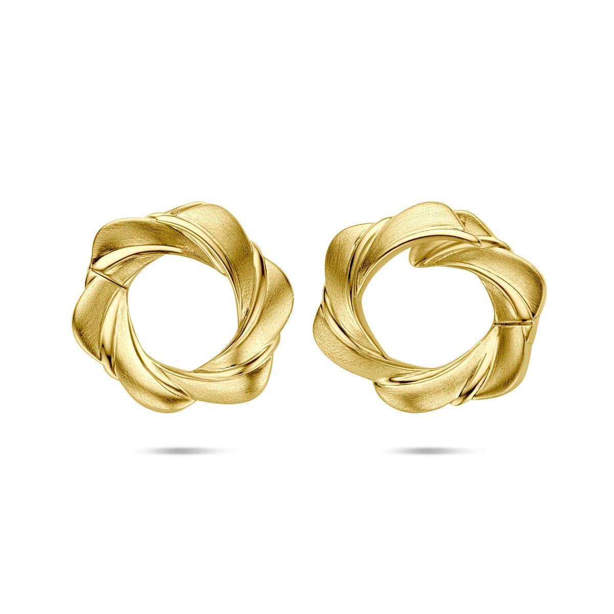 Pendientes de aro de plata dorada con diseño trenzado en forma de flor.
