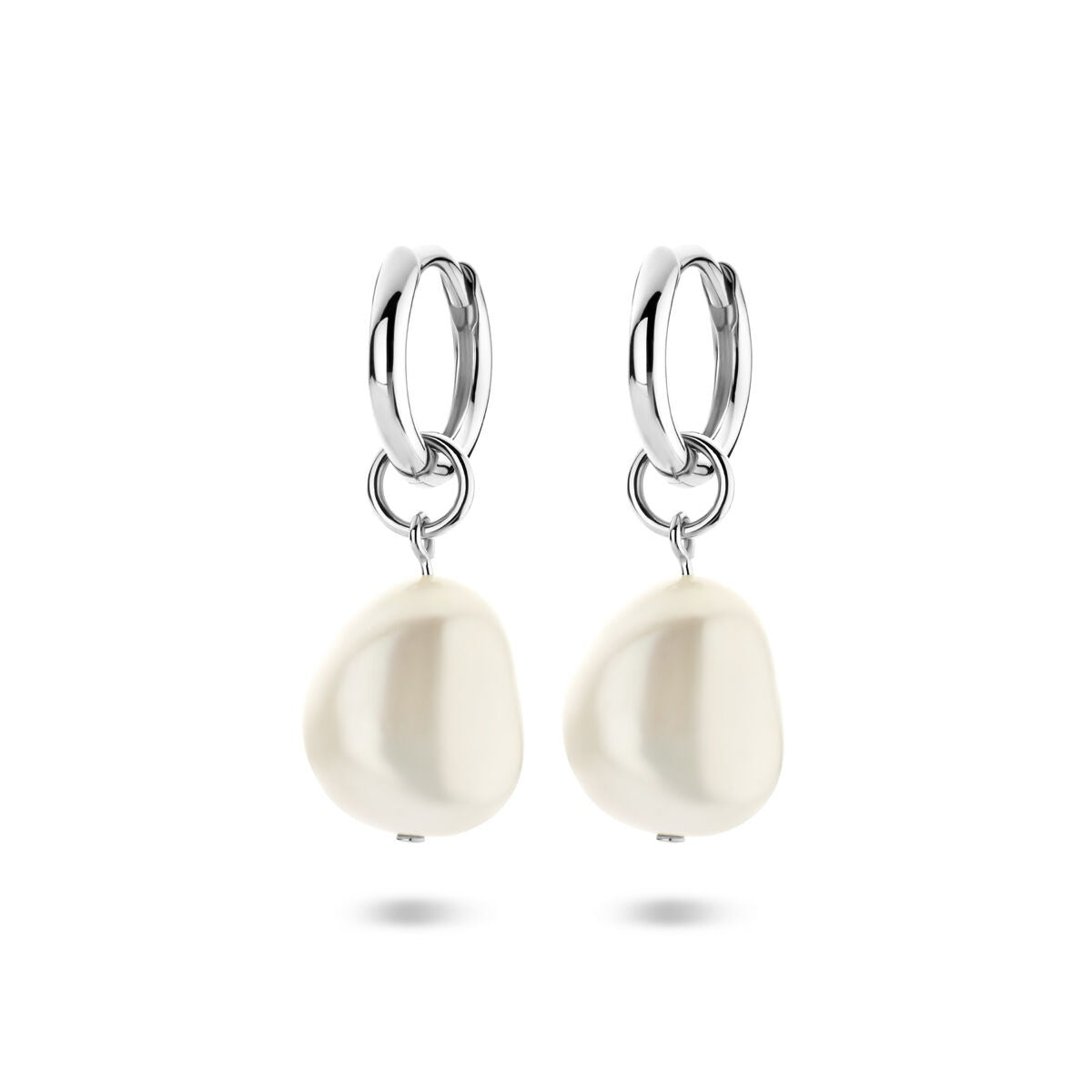 Pendientes de aro de plata rodiada con perlas, diseño elegante y moderno.