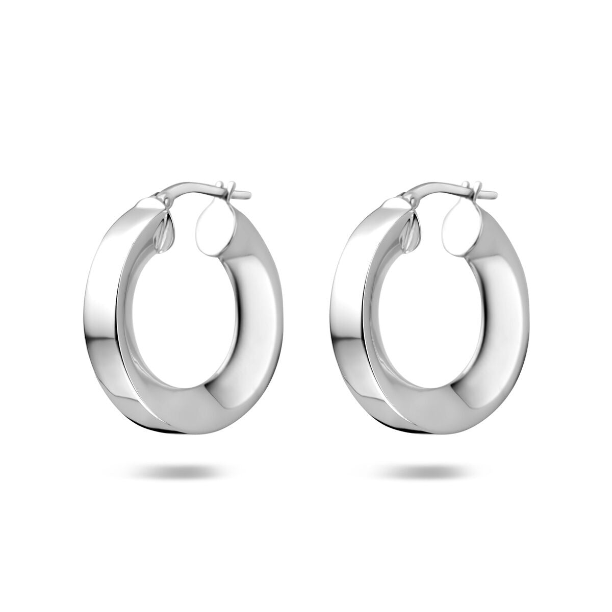 Aros de plata rodiada para dama, de 5 mm de grosor, con un acabado brillante y forma redonda.