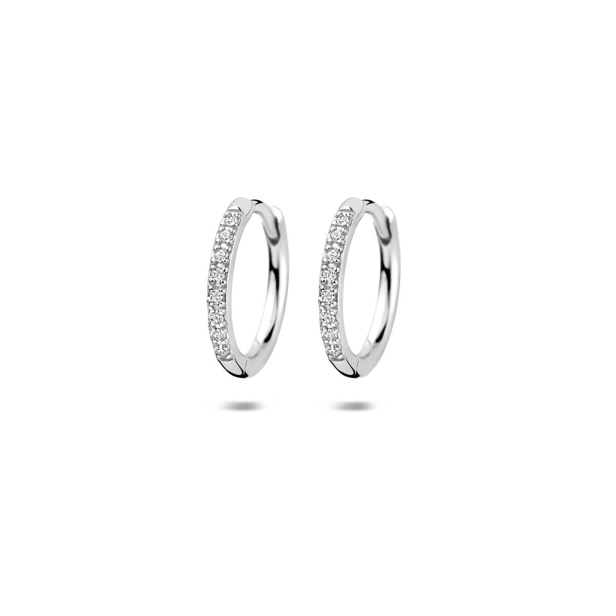 Pendientes de aro de plata rodiada de 15 mm con circonitas brillantes.