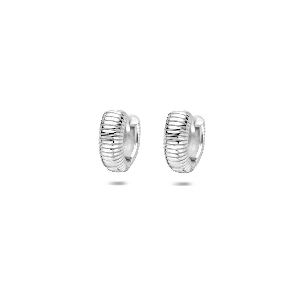 Pendientes de aro de plata rodiada con diseño estriado.