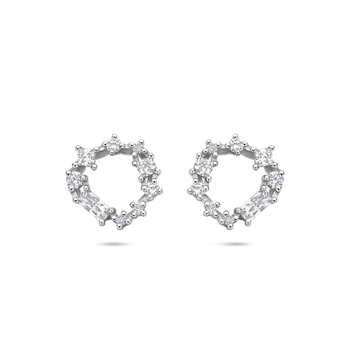 Pendientes de plata rodiada para damas, con circonitas brillantes talladas en forma de corona.