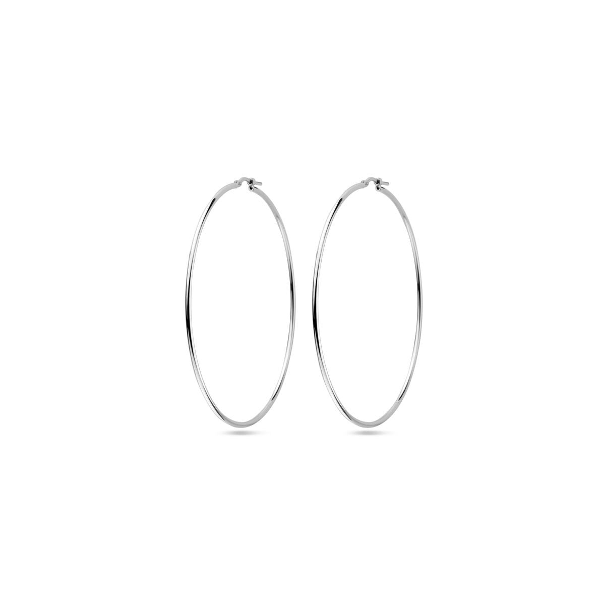 Pendientes de aro de plata rodiada con cierre de bisagra.