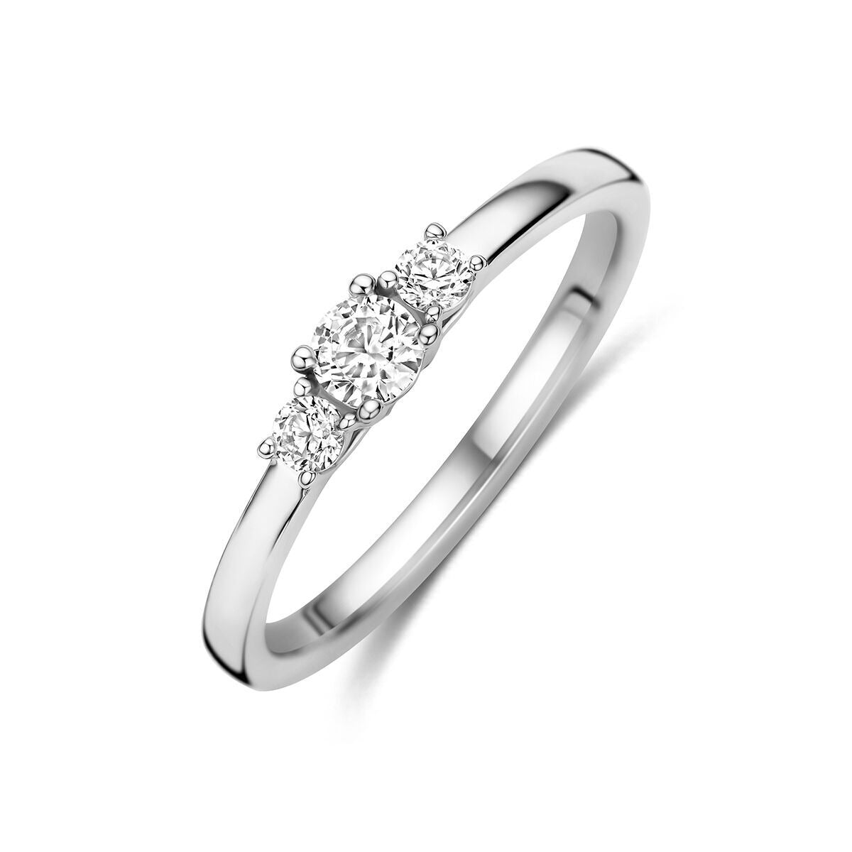 Anillo de plata 925 rodiada con tres circonitas brillantes en el centro.