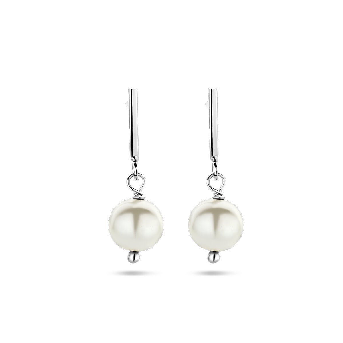 Pendientes largos de plata con perlas de agua dulce.