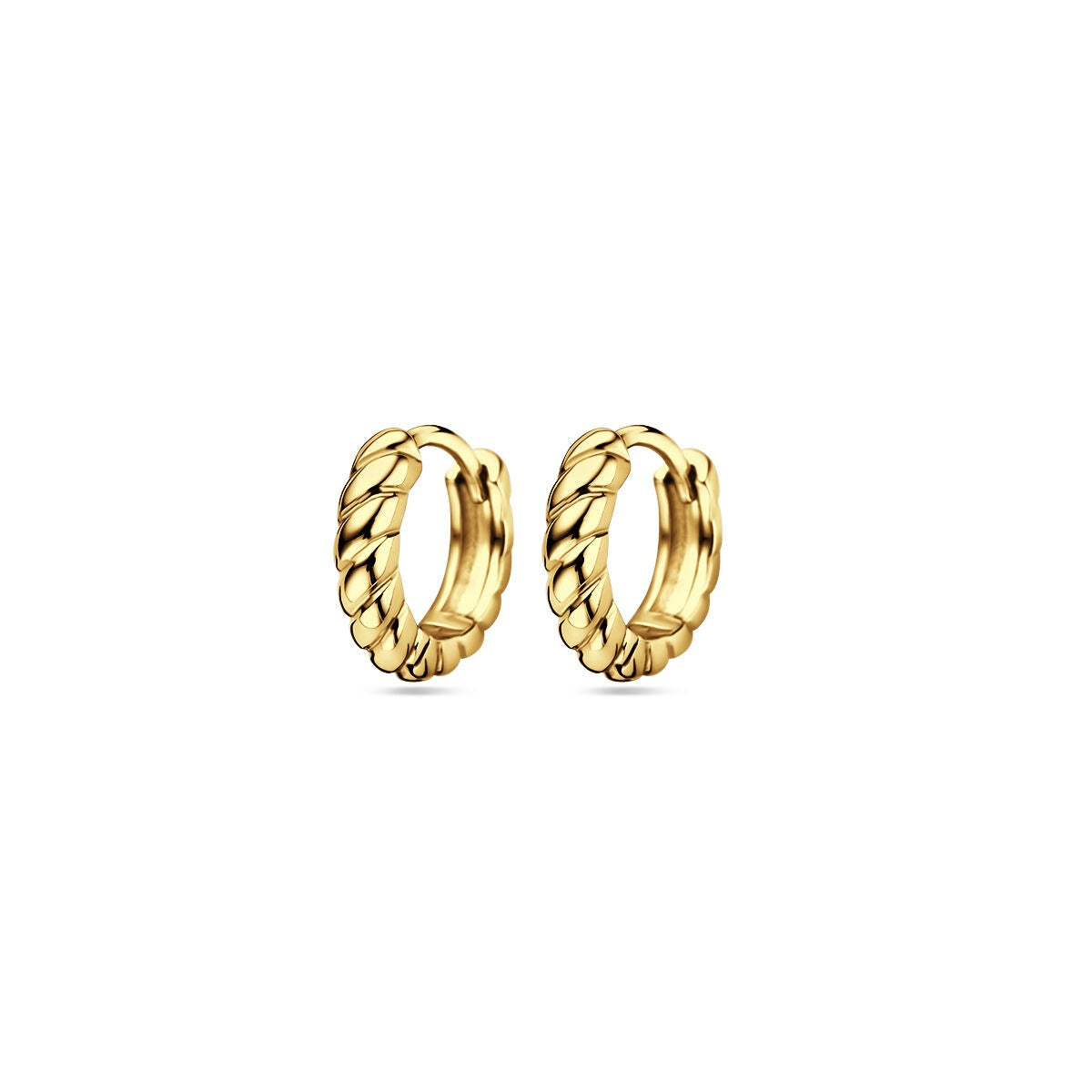 Pendientes de aro dorados con acabado pulido y diseño trenzado.