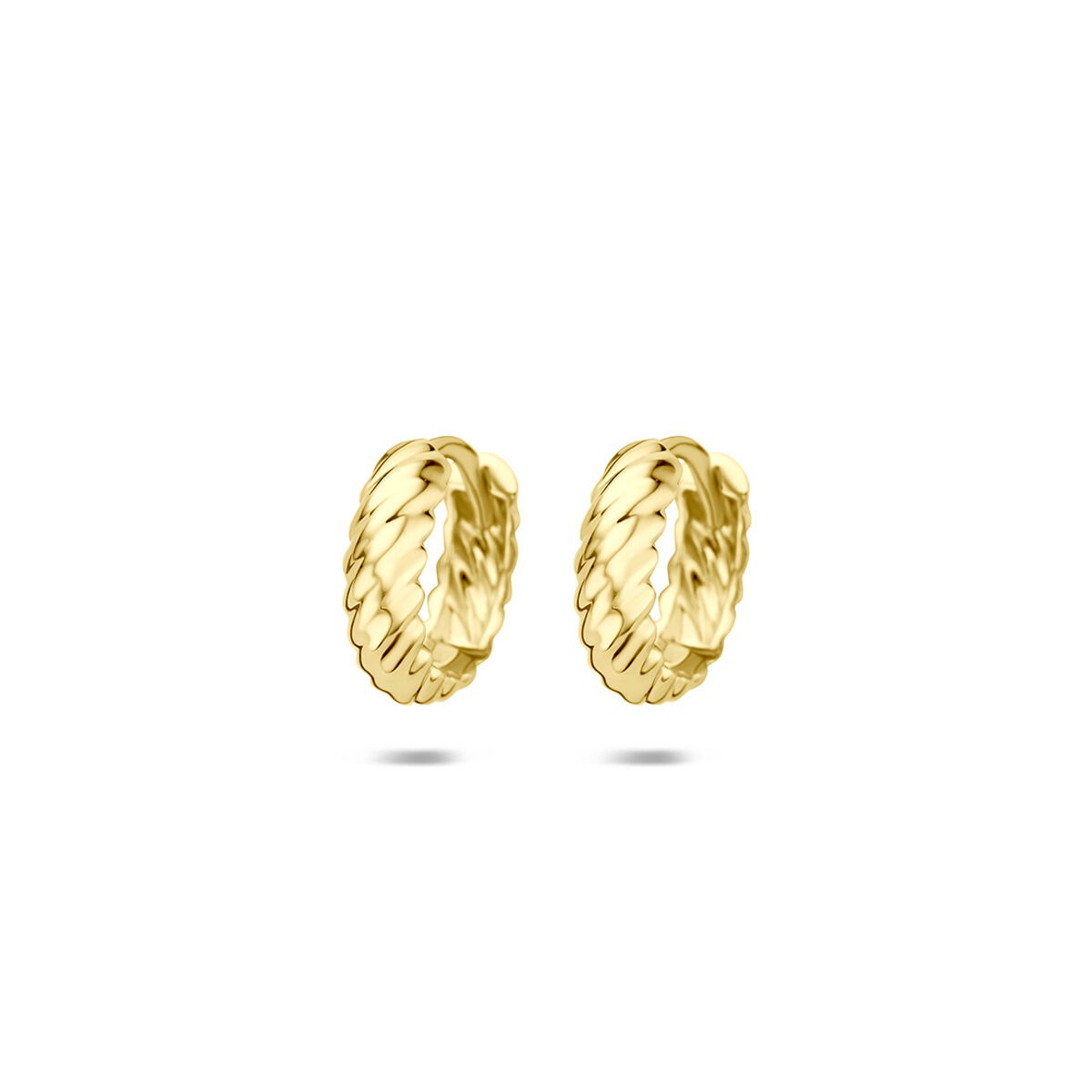 Pendientes de aro dorados con diseño trenzado.