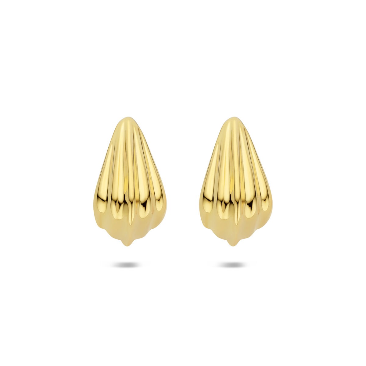 Pendientes largos de plata dorada con un diseño en forma de gota y textura estriada.