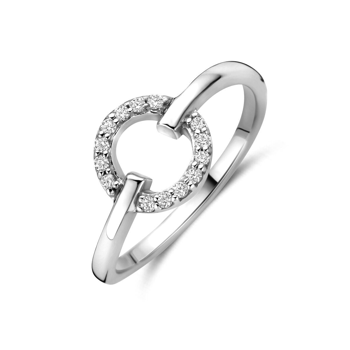 Anillo de dama plateado con circonitas, acabado en rodio, con diseño de círculo abierto.