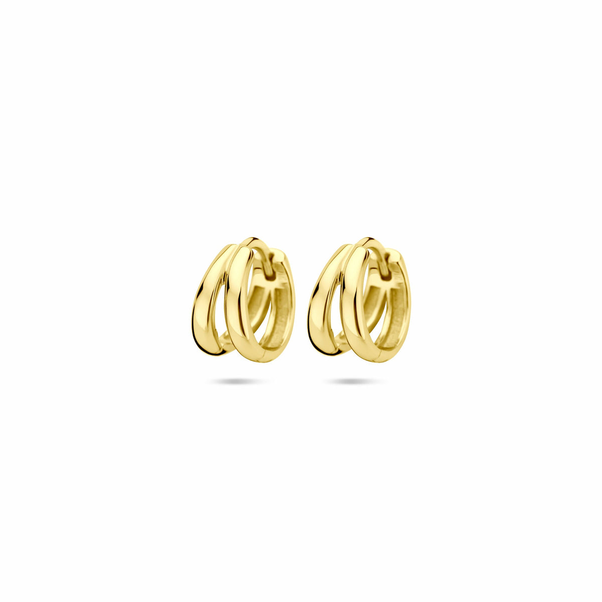 Pendientes de aro dorados de plata, con un diseño de tres anillos entrelazados, tamaño 10x6 mm.