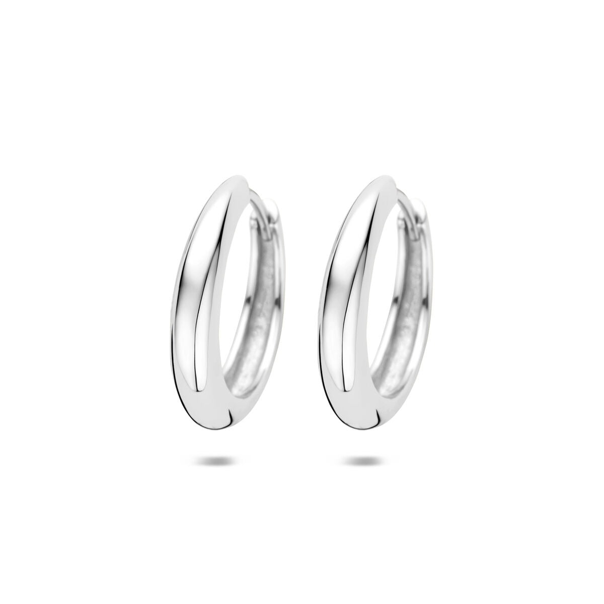 Pendientes de aro de plata 925 con acabado en rodio, de forma ovalada y pulido brillante.