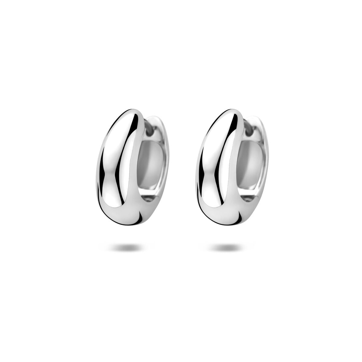 Pendientes de aro plateados con acabado rodiado y cierre de bisagra, de diseño elegante.