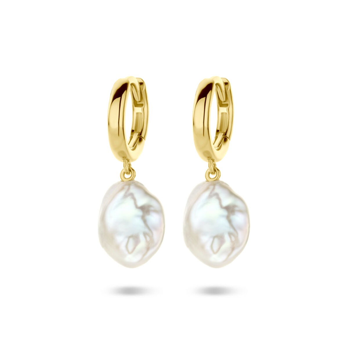 Pendientes de aro dorados con perla barroca colgante.