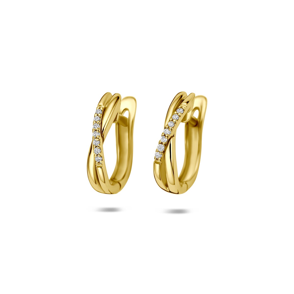 Aros de oro amarillo de 14k con diamantes cultivados en laboratorio en un diseño entrelazado.