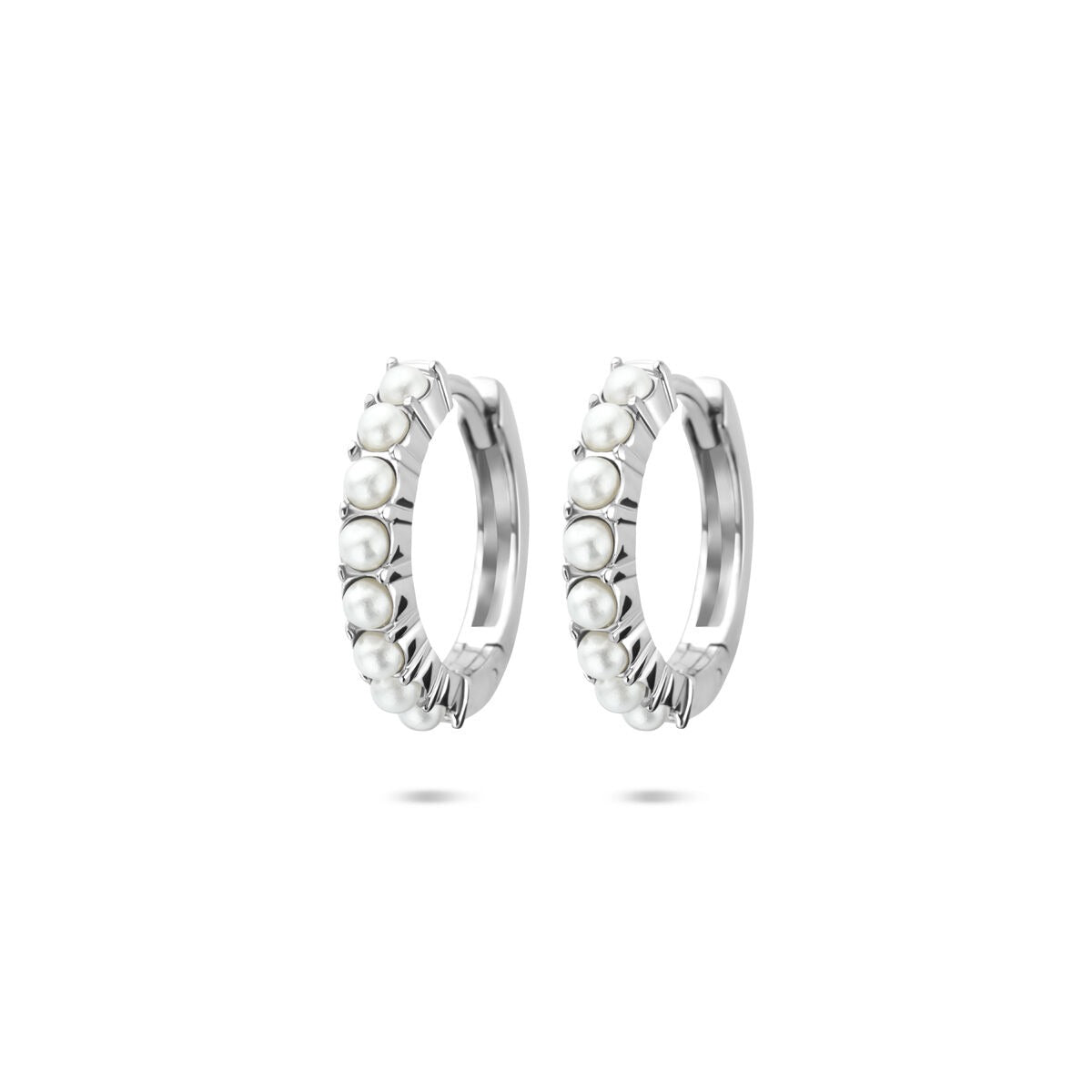 Aros de plata rodiada con perlas, de 15 x 3 mm, con un diseño redondeado y detalles brillantes.