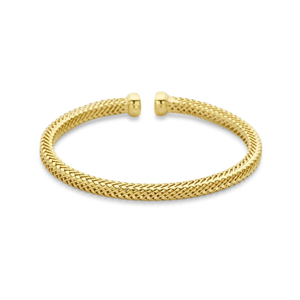 Pulsera de plata 925 bañada en oro, con diseño trenzado y cierre abierto, diámetro de 58 mm y ancho de 4.5 mm.