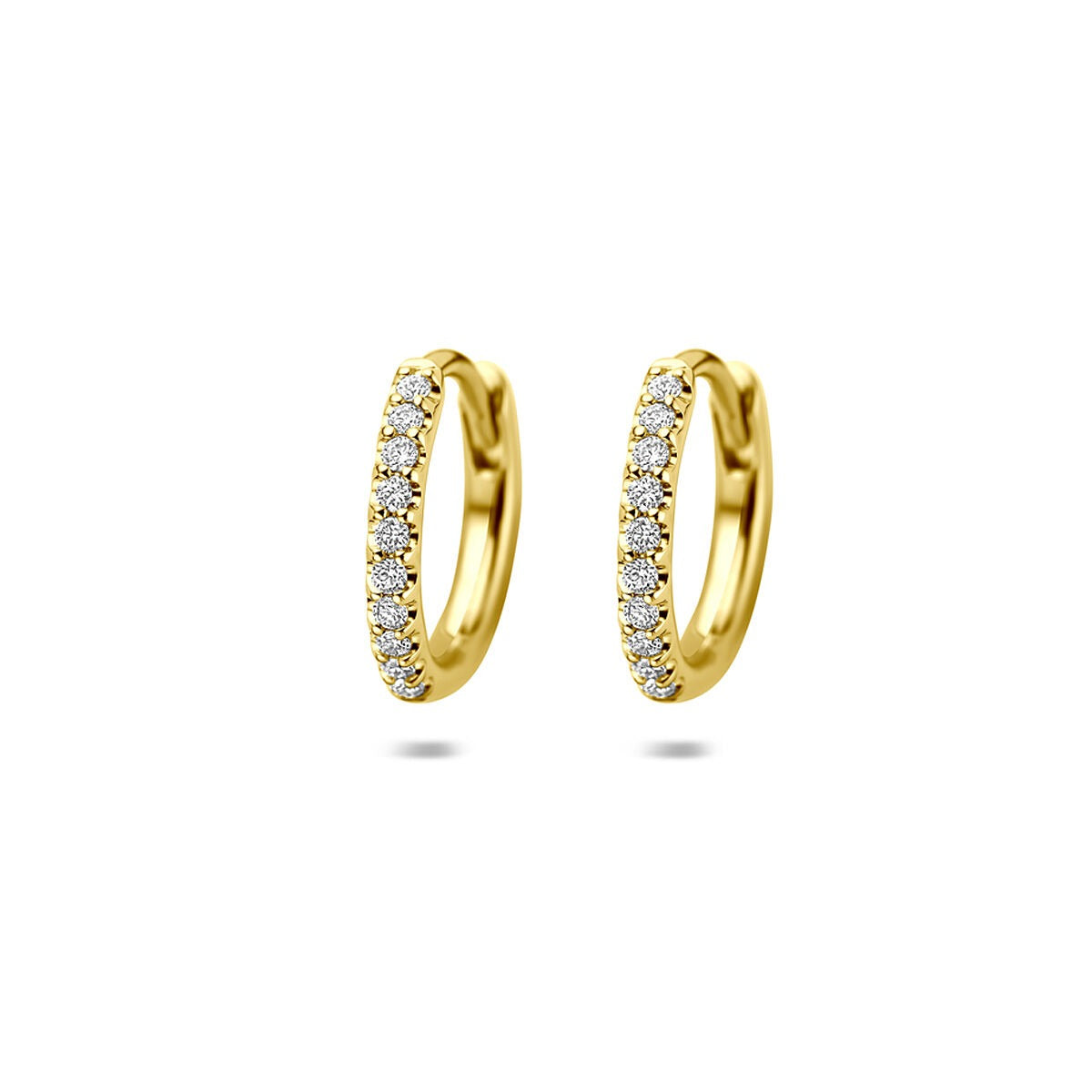 Aros de oro amarillo de 14k con diamantes cultivados en laboratorio.