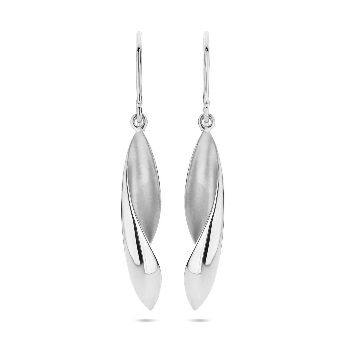 Pendientes largos de plata rhodium, con acabado pulido y mate, de 45 mm de longitud.