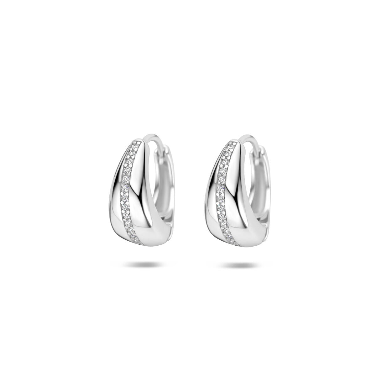 Pendientes de aro de plata rodiada con zirconitas, con un diseño moderno y brillante.
