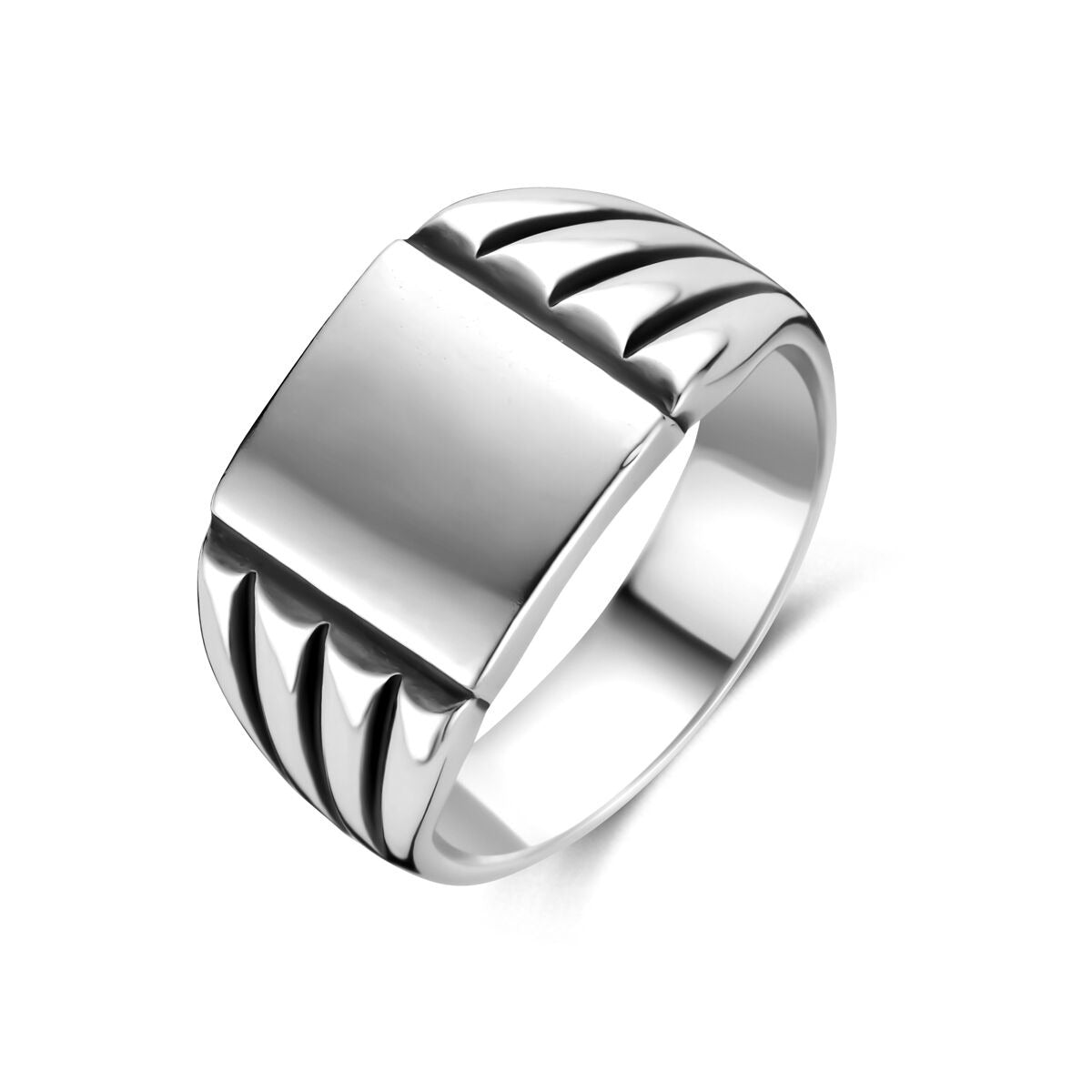 Anillo de hombre plateado con acabado oxidado y diseño rectangular de 13x11,5 mm.