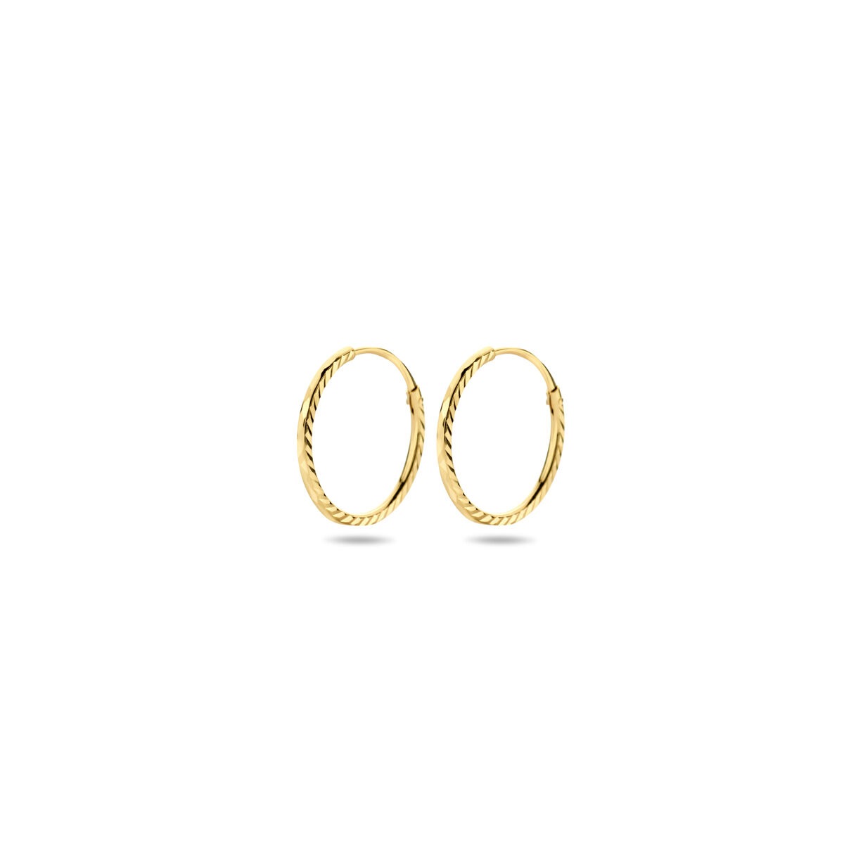 Aros de oro amarillo de 14k con acabado diamantado y diseño trenzado.