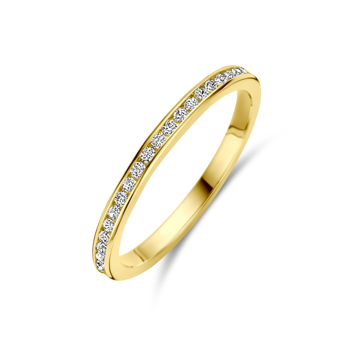 Anillo de oro amarillo de 9 quilates con circonitas brillantes en la parte superior.