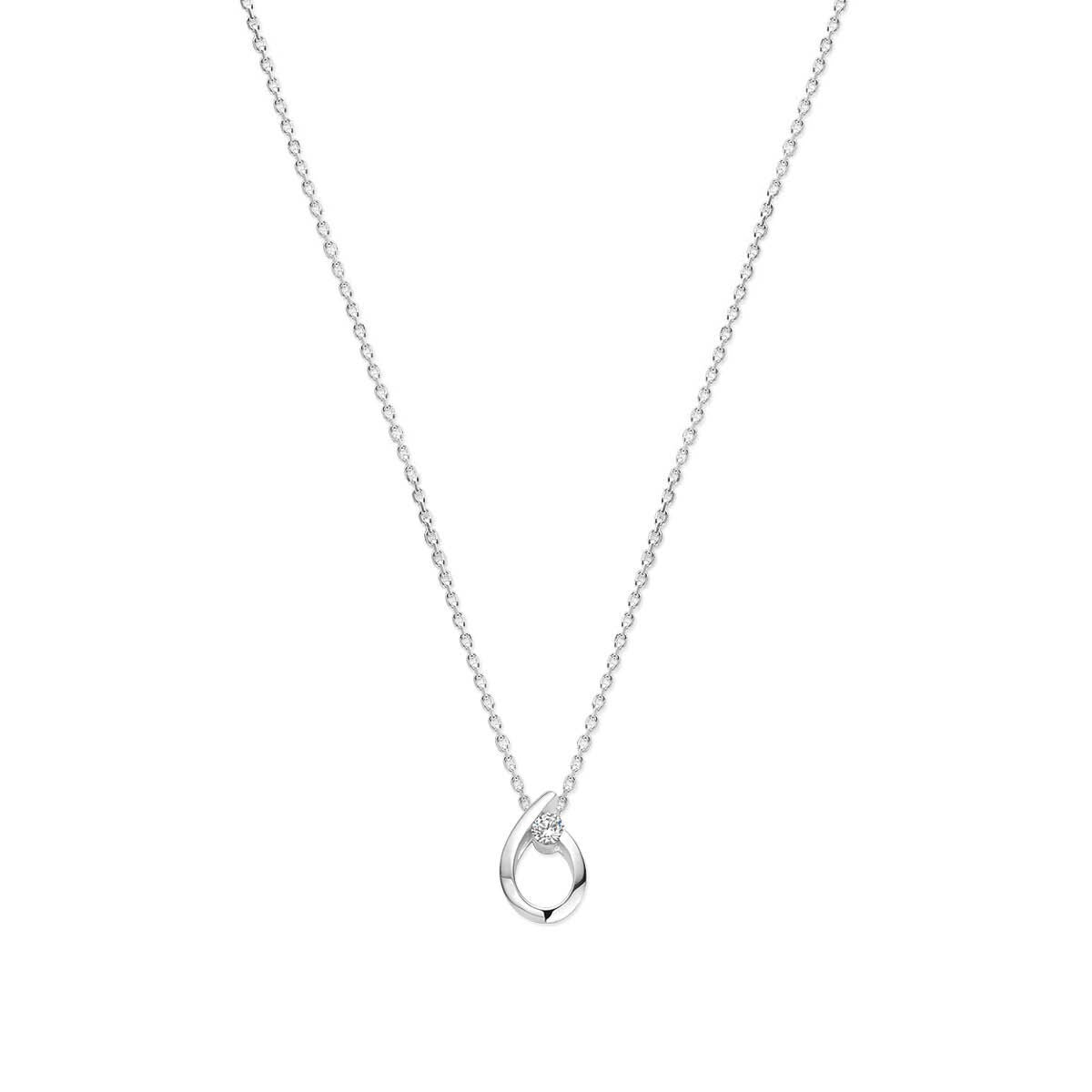 cadena plateada con colgante en forma de gota de zirconia.