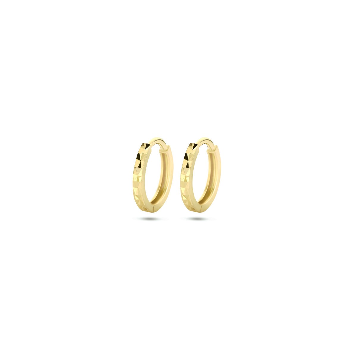 Pendientes de aro de oro amarillo de 9 quilates, con un diseño liso y un diámetro de 10.3 mm.