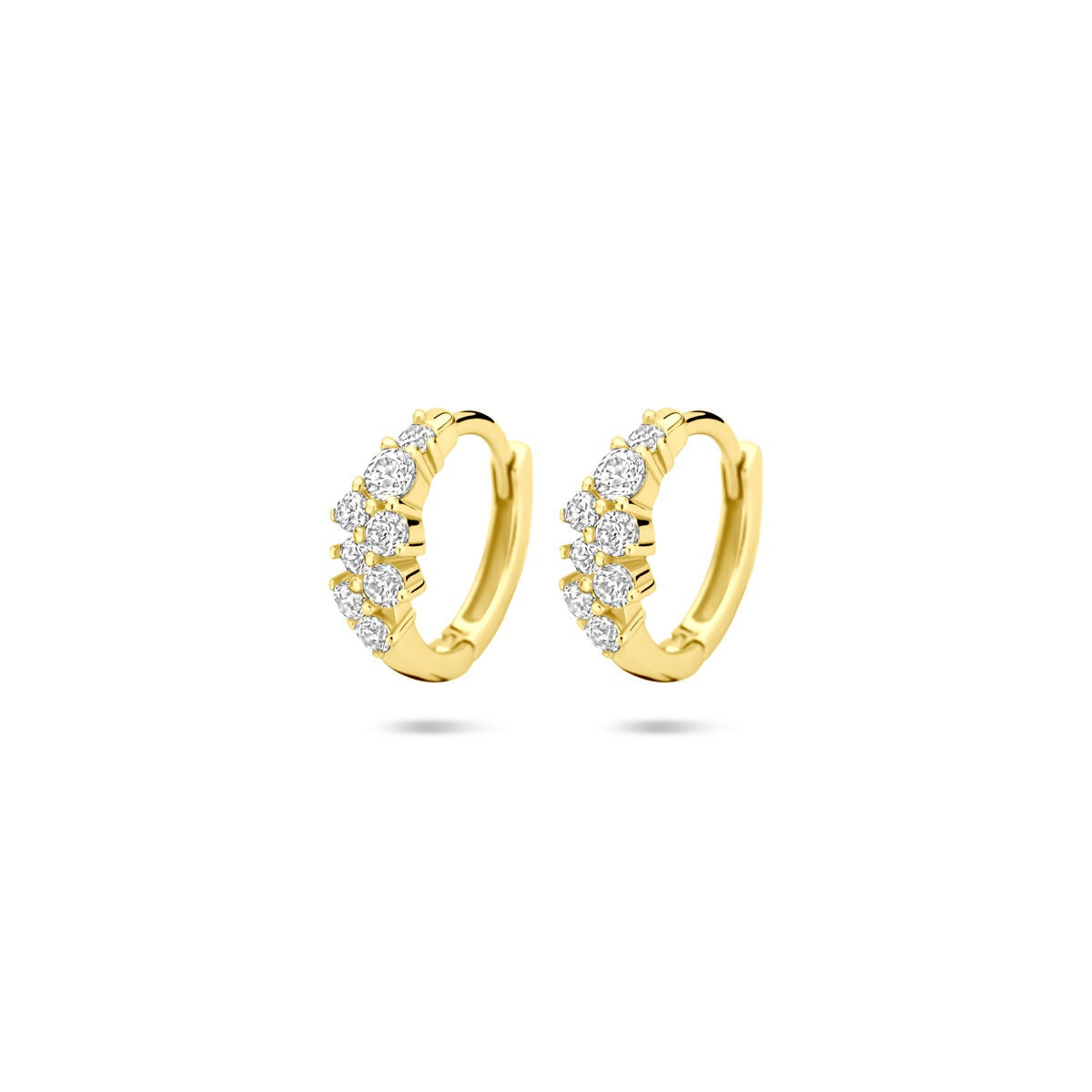 Aros de oro con circonitas, diámetro de 13 mm, con un diseño brillante y moderno.