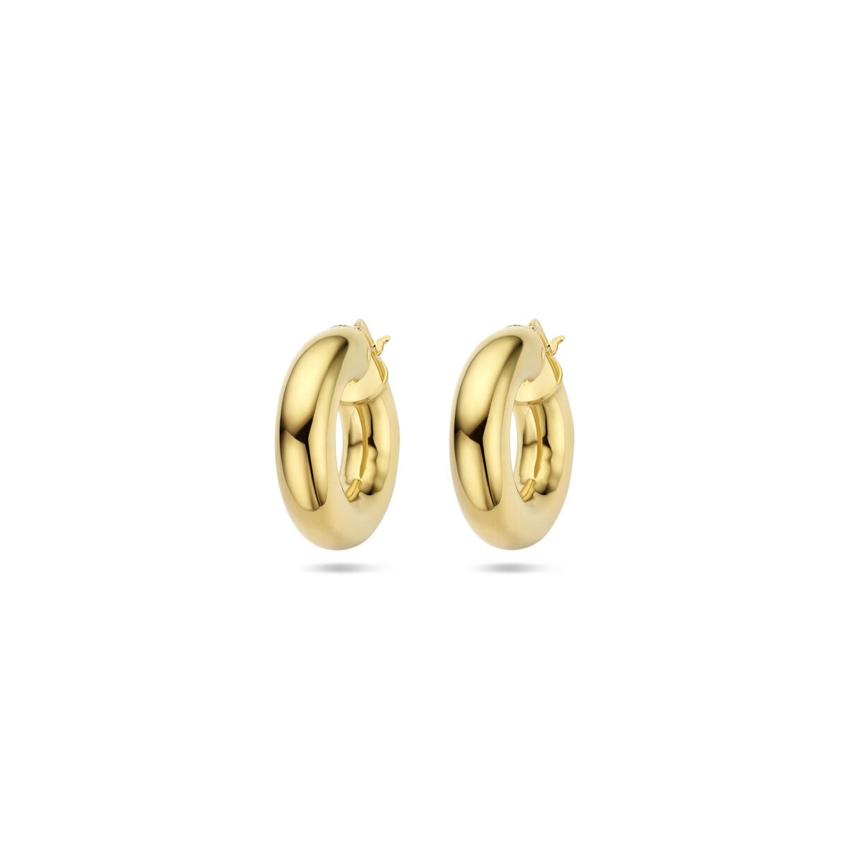 Aros dorados con forma tubular de 6 mm.