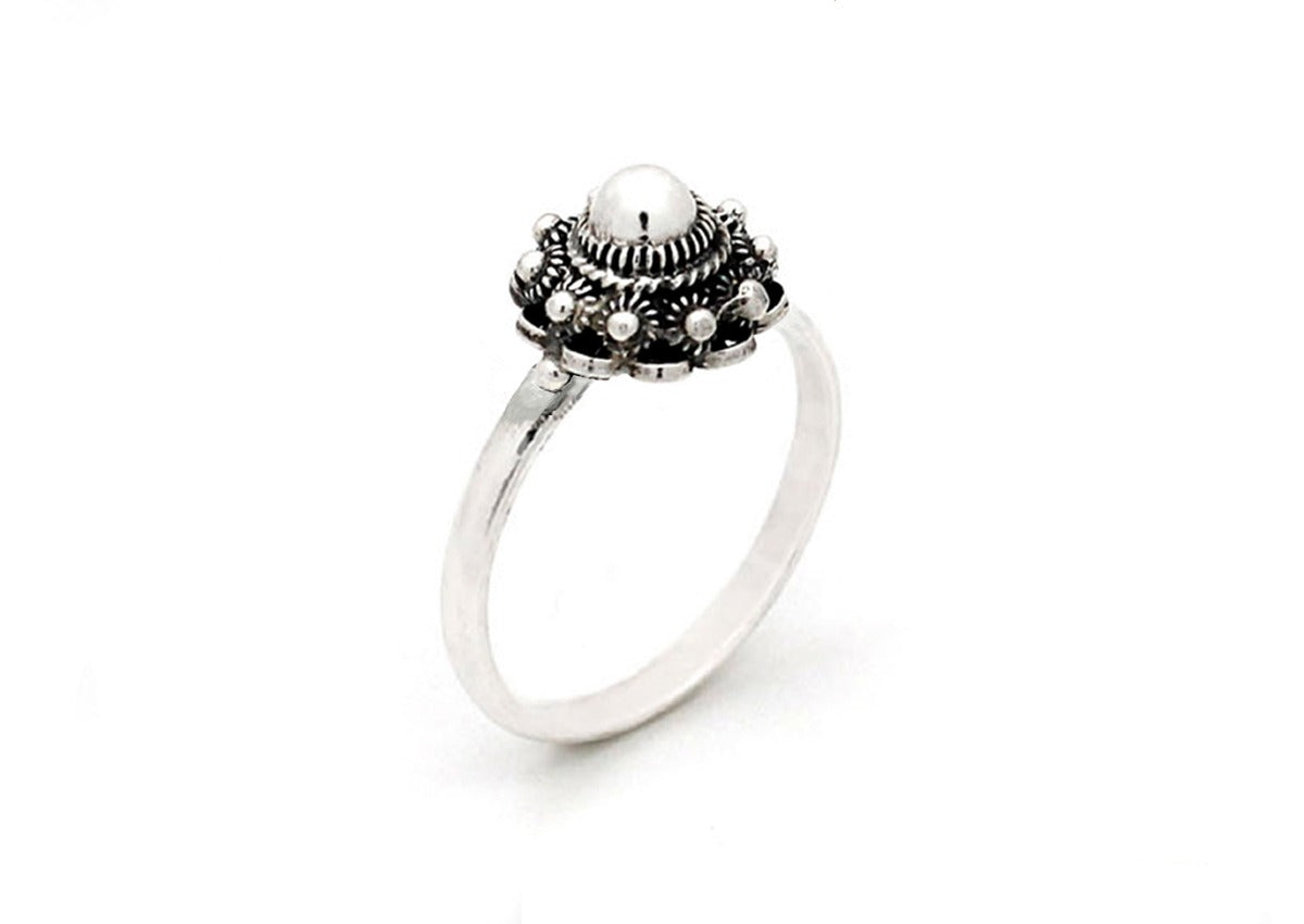 Anillo de botón de Zeeland en plata con un diseño detallado y una esfera central.